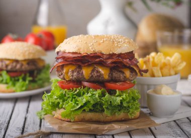 Ev yapımı bacon hamburger marul ve çedar, ev yapımı patates kızartması, gıda fotoğrafçılığı ile