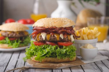 Ev yapımı bacon hamburger marul ve çedar, ev yapımı patates kızartması, gıda fotoğrafçılığı ile