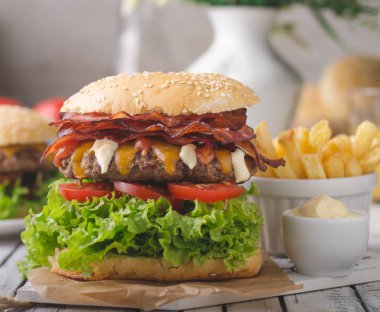 Ev yapımı bacon hamburger marul ve çedar, ev yapımı patates kızartması, gıda fotoğrafçılığı ile