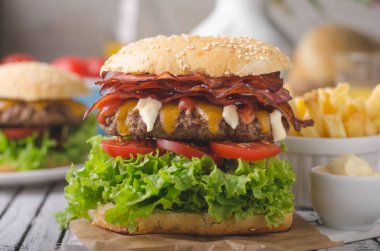Ev yapımı bacon hamburger marul ve çedar, ev yapımı patates kızartması, gıda fotoğrafçılığı ile
