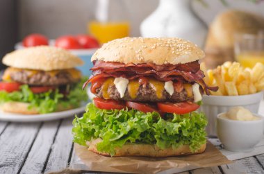 Ev yapımı bacon hamburger marul ve çedar, ev yapımı patates kızartması, gıda fotoğrafçılığı ile