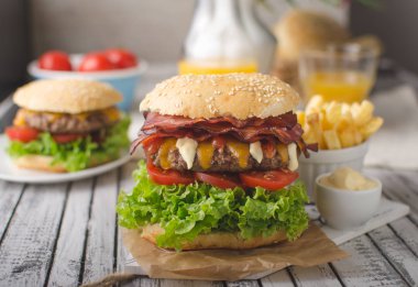 Ev yapımı bacon hamburger marul ve çedar, ev yapımı patates kızartması, gıda fotoğrafçılığı ile