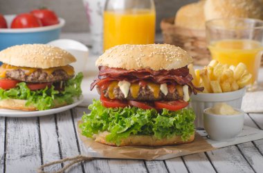 Ev yapımı bacon hamburger marul ve çedar, ev yapımı patates kızartması, gıda fotoğrafçılığı ile