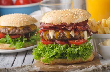 Ev yapımı bacon hamburger marul ve çedar, ev yapımı patates kızartması, gıda fotoğrafçılığı ile