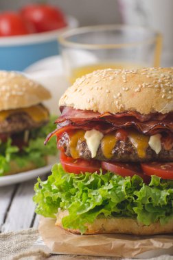 Ev yapımı bacon hamburger marul ve çedar, ev yapımı patates kızartması, gıda fotoğrafçılığı ile