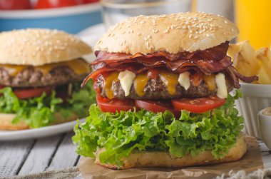 Ev yapımı bacon hamburger marul ve çedar, ev yapımı patates kızartması, gıda fotoğrafçılığı ile