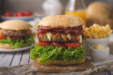 Ev yapımı bacon hamburger marul ve çedar, ev yapımı patates kızartması, gıda fotoğrafçılığı ile