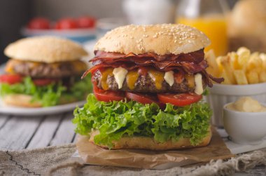 Ev yapımı bacon hamburger marul ve çedar, ev yapımı patates kızartması, gıda fotoğrafçılığı ile