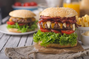 Ev yapımı bacon hamburger marul ve çedar, ev yapımı patates kızartması, gıda fotoğrafçılığı ile