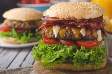 Ev yapımı bacon hamburger marul ve çedar, ev yapımı patates kızartması, gıda fotoğrafçılığı ile