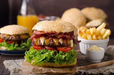 Ev yapımı bacon hamburger marul ve çedar, ev yapımı patates kızartması, gıda fotoğrafçılığı ile