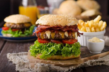 Ev yapımı bacon hamburger marul ve çedar, ev yapımı patates kızartması, gıda fotoğrafçılığı ile