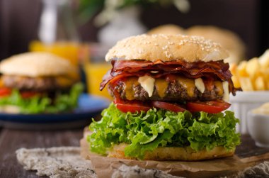 Ev yapımı bacon hamburger marul ve çedar, ev yapımı patates kızartması, gıda fotoğrafçılığı ile