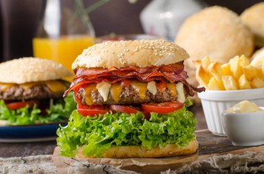 Ev yapımı bacon hamburger marul ve çedar, ev yapımı patates kızartması, gıda fotoğrafçılığı ile