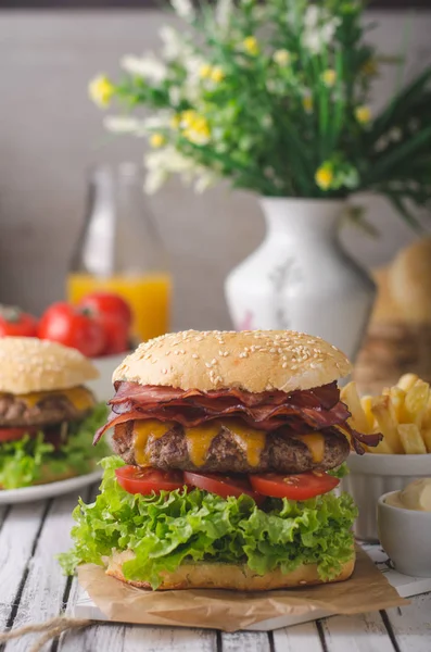 Domácí Bacon Burger Hlávkovým Salátem Čedar Domácí Bramborové Hranolky Food — Stock fotografie