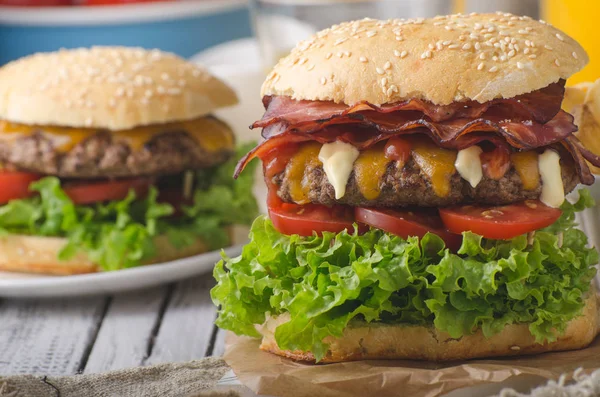 Zelfgemaakte Spek Hamburger Met Sla Cheddar Zelfgemaakte Aardappel Frietjes Food — Stockfoto