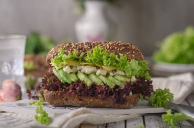 Ev yapımı avokado salata sandviç, kepekli ekmek, yiyecek fotoğraf