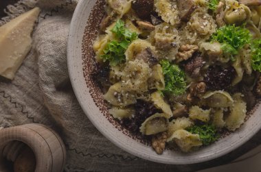 Ev yapımı tortellini mantar ve ceviz, vintage peçete ile basit gıda fotoğraf