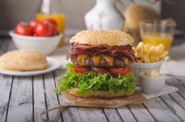 Ev yapımı bacon hamburger marul ve çedar, ev yapımı patates kızartması, gıda fotoğrafçılığı ile