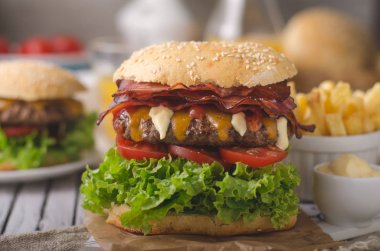 Ev yapımı bacon hamburger marul ve çedar, ev yapımı patates kızartması, gıda fotoğrafçılığı ile