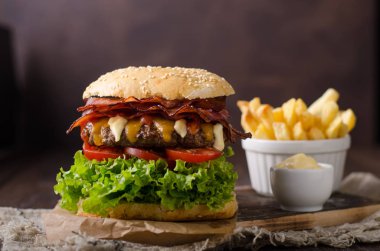 Ev yapımı bacon hamburger marul ve çedar, ev yapımı patates kızartması, gıda fotoğrafçılığı ile