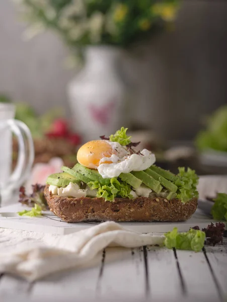 Jajkiem Domowych Awokado Sandwich Chleb Pełnoziarnisty Fotografia Żywności — Zdjęcie stockowe
