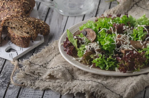 自制的生物沙拉生菜与蘑菇 简单美味的食物 食品摄影 — 图库照片