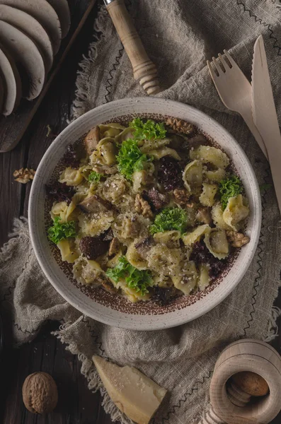 Tortellini Casero Con Setas Nueces Fotografía Comida Sencilla Con Servilleta —  Fotos de Stock