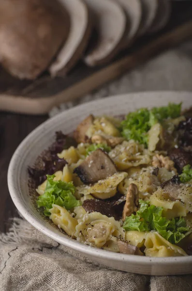 Tortellini Casero Con Setas Nueces Fotografía Comida Sencilla Con Servilleta — Foto de Stock