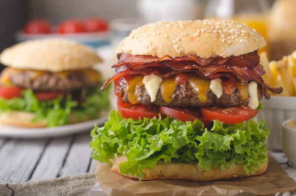 Hamburger Pancetta Fatto Casa Con Lattuga Cheddar Patatine Fritte Fatte — Foto Stock