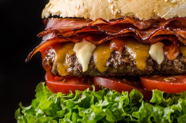 Zelfgemaakte Spek Hamburger Met Sla Cheddar Zelfgemaakte Aardappel Frietjes Food — Stockfoto