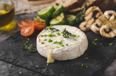 Peynirli sebze, zeytinyağı, sarımsak ve otlar ile