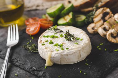 Peynirli sebze, zeytinyağı, sarımsak ve otlar ile