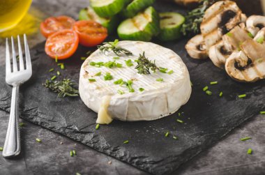 Peynirli sebze, zeytinyağı, sarımsak ve otlar ile