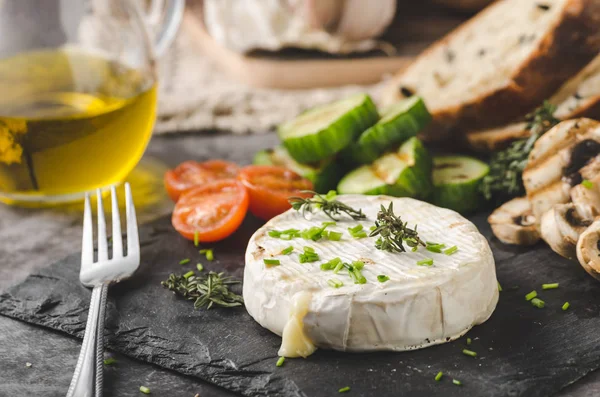 Queijo Grelhado Com Legumes Azeite Alho Ervas — Fotografia de Stock