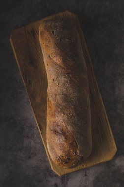 Otlar ile taze pasta baget, sarımsak eve ekmek