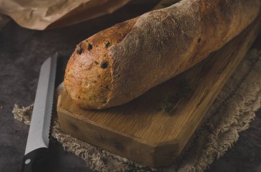 Otlar ile taze pasta baget, sarımsak eve ekmek