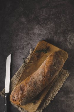 Otlar ile taze pasta baget, sarımsak eve ekmek