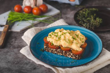 Kepekli ekmek sandwitch, taze sebze ve yumurta