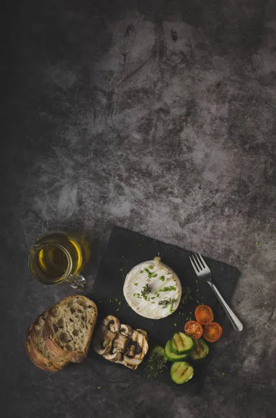 チーズのグリル野菜 オリーブ オイル ニンニク ハーブ焼き — ストック写真