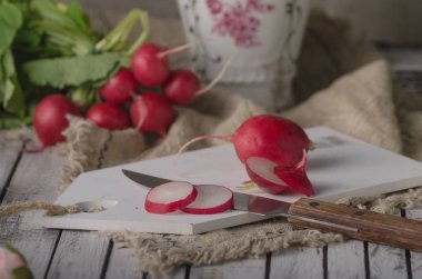 Biyo turp cuttting ahşap masa, gıda fotoğraf üzerinde