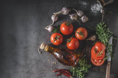 Lezzetli zeytin yağı içinde taze ve baharatlı biber ile