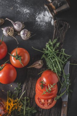Lezzetli zeytin yağı içinde taze ve baharatlı biber ile