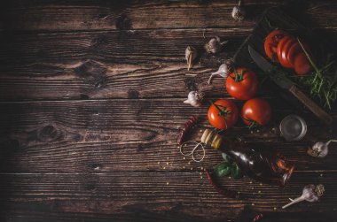 Lezzetli zeytin yağı içinde taze ve baharatlı biber ile