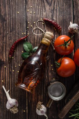 Lezzetli zeytin yağı içinde taze ve baharatlı biber ile