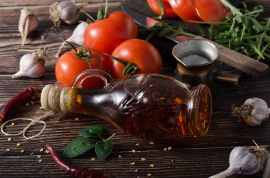 Lezzetli zeytin yağı içinde taze ve baharatlı biber ile