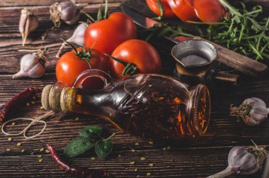 Lezzetli zeytin yağı içinde taze ve baharatlı biber ile