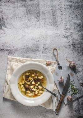 Ev yapımı füme et ve makarna, taze otlar içinde organik sarımsak çorbası