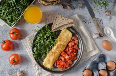 Sebze salatası, taze roka ve suyu ile mükemmel yumurta omlet