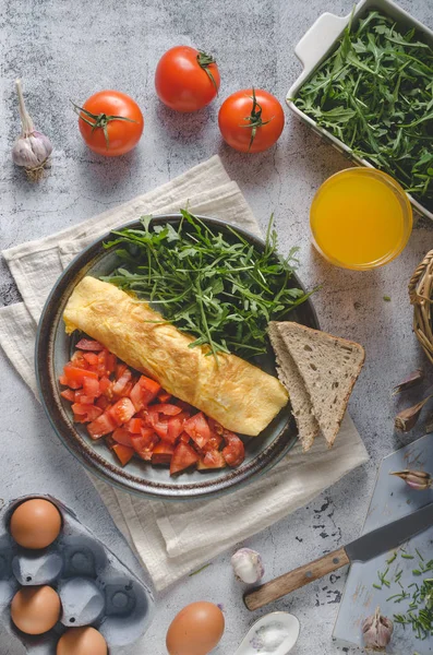 Perfecte Eieren Omelet Met Groente Salade Verse Rucola Sap — Stockfoto